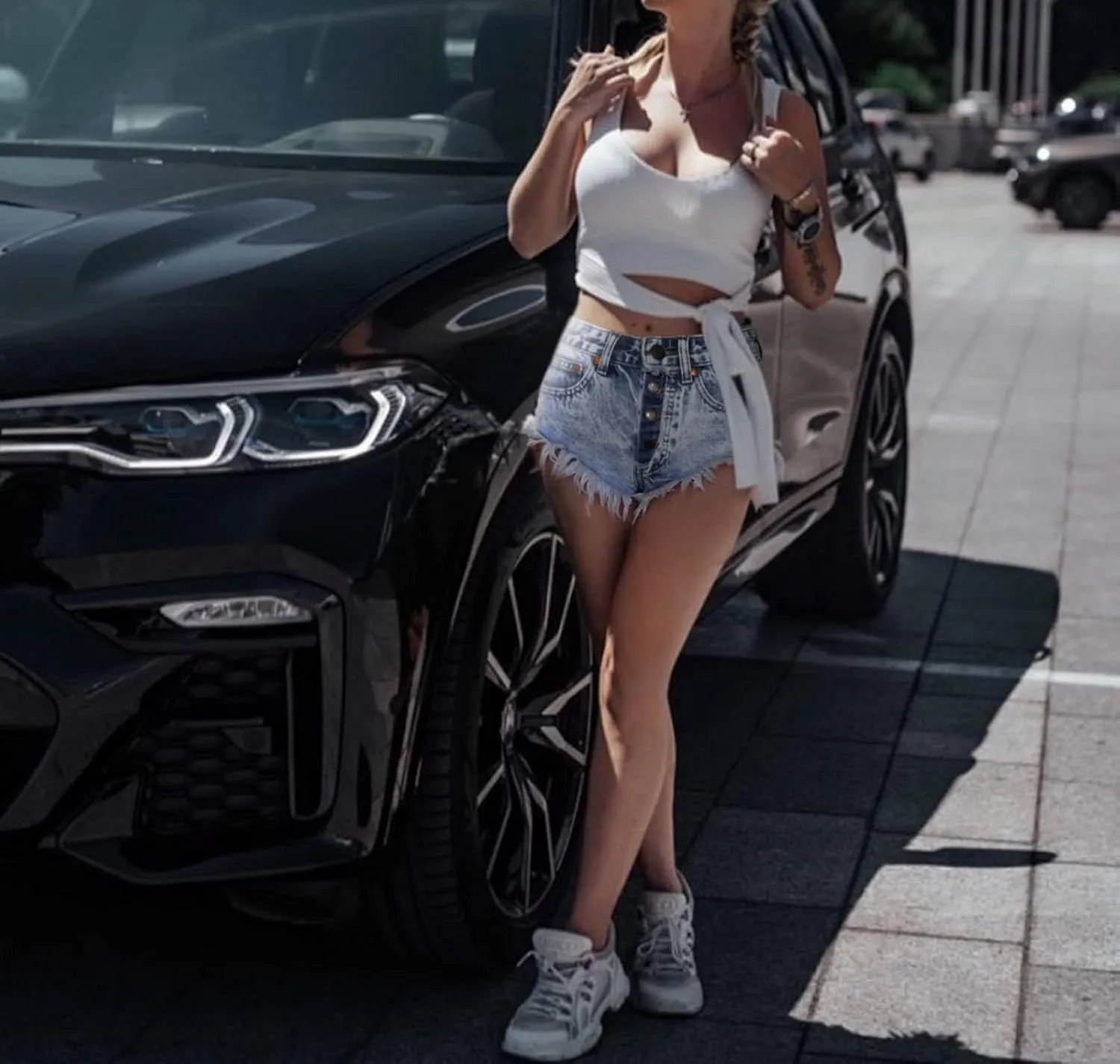 Women's High Waist Hem Shredded Denim Shorts